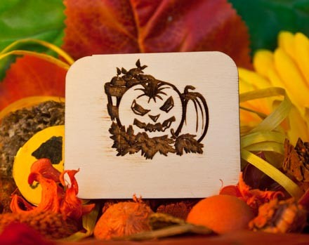 tessera in legno con Zucca di Halloween