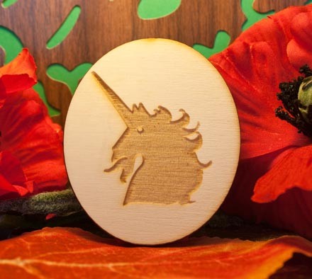 testa di unicorno su ovale in legno